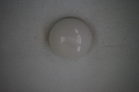 洁净球形吸顶灯，映照天花板纹理