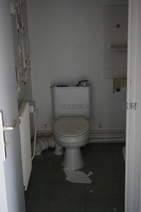 废弃卫生间一角，破败与孤独感