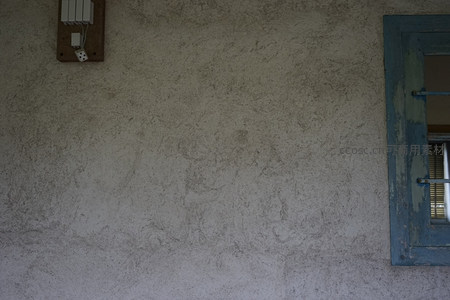 粗糙水泥墙与旧窗框，质朴的工业质感