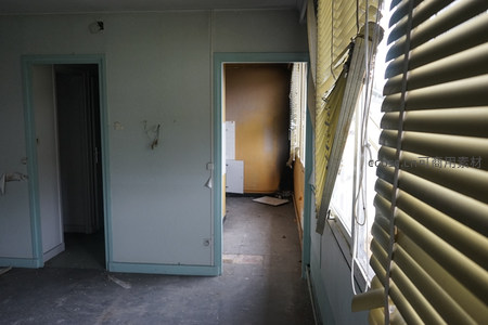 空荡房间的门廊，百叶窗透进最后的光