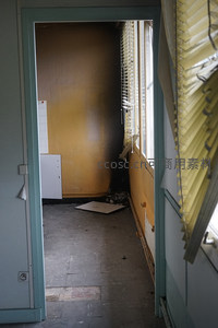 焦黑的墙角与残破百叶窗，火灾后的痕迹