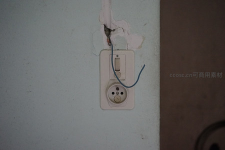 裸露电线的插座，废弃空间中的危险隐患