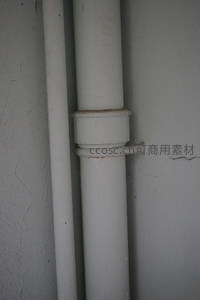 白色管道与墙面裂缝的细节特写