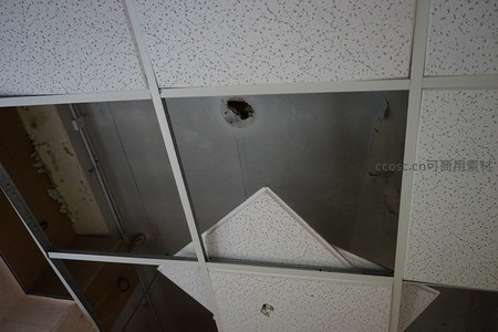 破损天花板与脱落的吊顶板特写