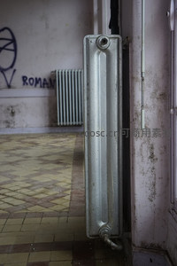 走廊尽头的竖式老式暖气片