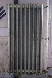 金属质感的老式暖气片特写