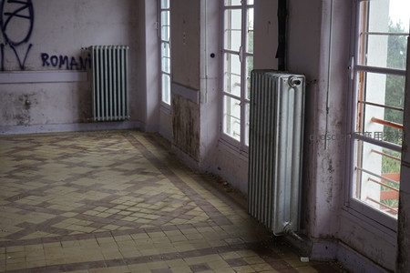 空荡走廊里的老式暖气片