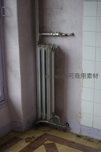 角落里生锈的暖气片特写