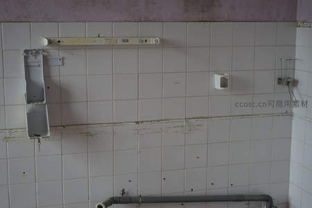 空置浴室墙上的残缺设施