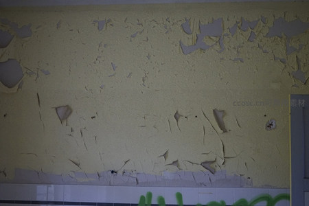 剥落油漆的黄色墙面特写