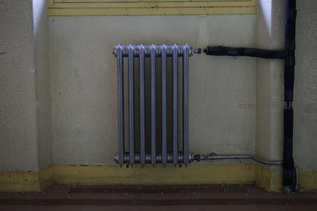 老式铸铁暖气片靠墙安装
