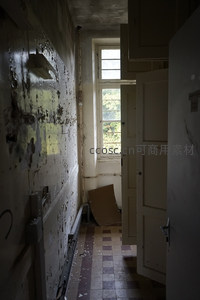 废弃走廊尽头的光与影