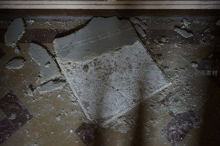 剥落的墙皮与岁月痕迹