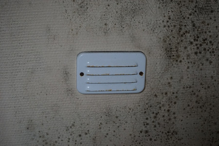 霉斑墙上的老旧通风口