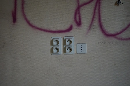 涂鸦墙上的电源插座