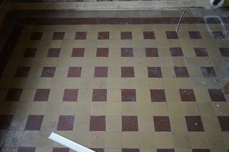 复古方格地砖地面散落杂物尘埃