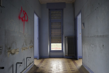 废弃走廊尽头窗户透入微光