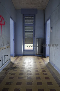 空荡走廊光影交错地板方格清晰