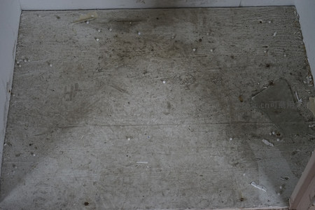 废弃房间水泥地面的沧桑与凌乱