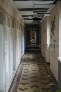 废弃医院走廊的纵深与衰败景象