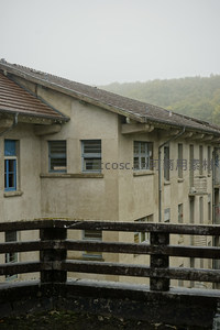 雾中老式建筑的宁静与孤寂