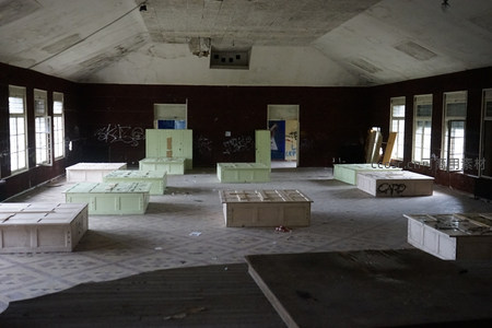 空荡教室里布满涂鸦的课桌