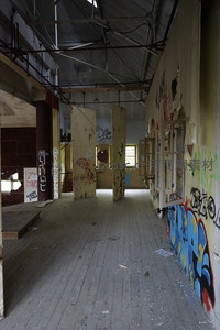 涂鸦走廊尽头透进的微光