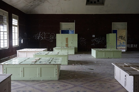 废弃教室中静默的绿色课桌