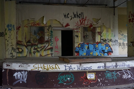 色彩斑斓的涂鸦墙与破败门洞