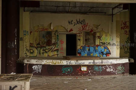 废弃剧院舞台涂鸦艺术特写