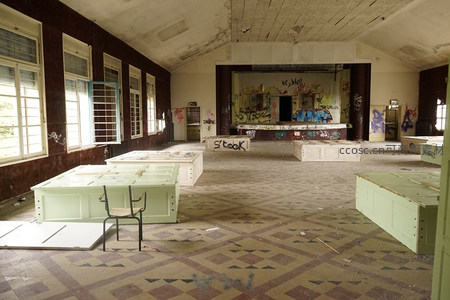 空旷废弃礼堂内景全景