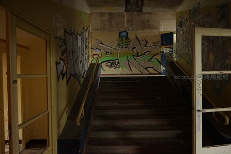 涂鸦覆盖的废弃楼梯间