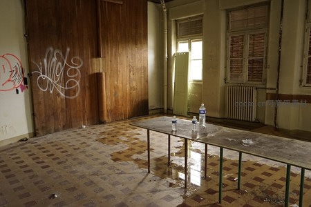 废弃房间内积水长桌静物