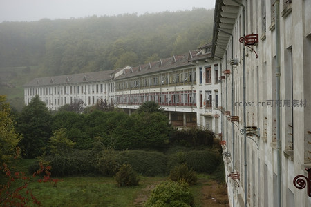 雾中废弃疗养院全景航拍