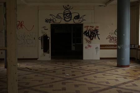 废弃建筑内墙涂鸦与破败地板