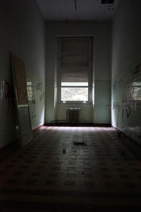 空荡走廊尽头透进微弱天光