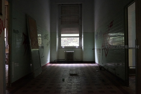 幽深过道中阳光穿透窗棂洒落