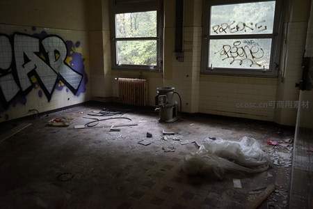 废墟房间内涂鸦墙与散落杂物