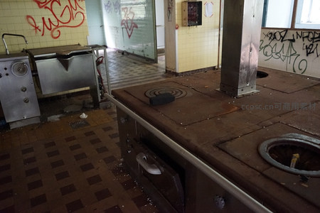 废弃厨房锈蚀灶台与斑驳墙面