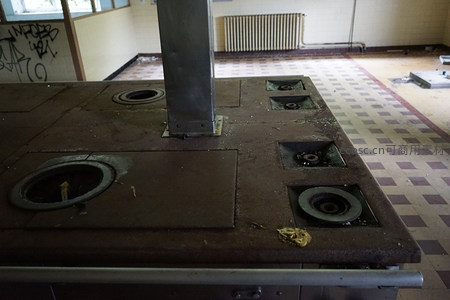 废弃厨房灶台特写，锈迹斑斑显沧桑