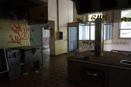 空荡废弃食堂内景，涂鸦遍布显荒凉