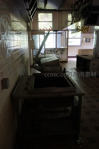 昏暗厨房角落，废弃水槽与涂鸦墙