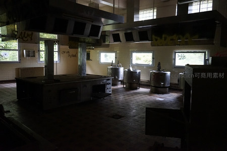 废弃大型厨房全景，设备陈旧光影交错