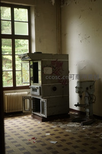 破败房间内老旧烤箱与钻床，窗边斑驳