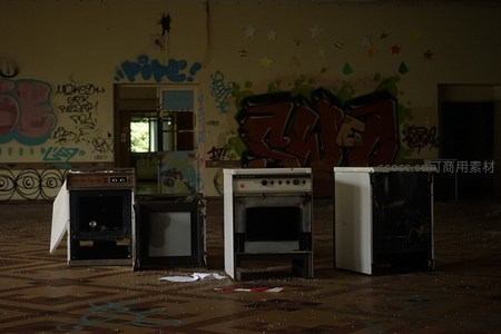 废弃厨房电器与涂鸦墙的废墟景象