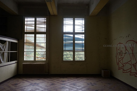 空荡房间内斑驳墙壁与老旧窗户