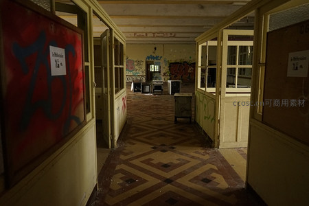 走廊尽头废弃厨房与涂鸦门板