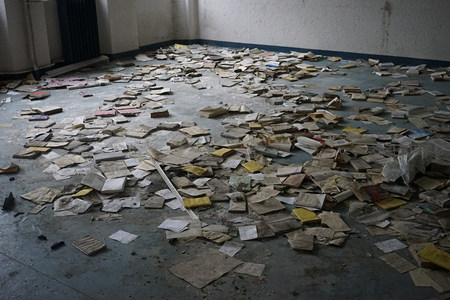 满地散落的废弃纸张与书籍残页