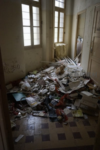 垃圾堆积如山的废弃房间角落