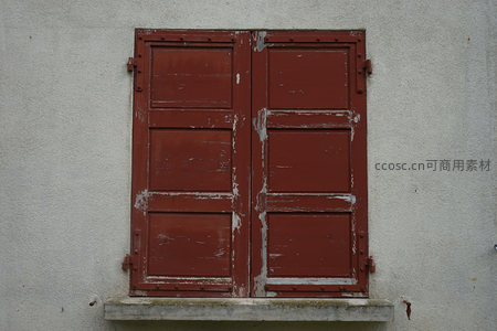 斑驳红窗映灰墙岁月痕迹